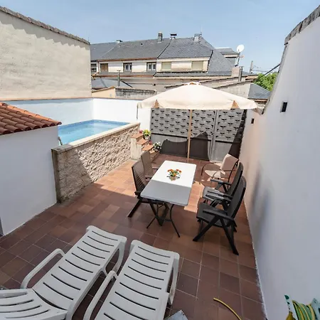 Valsain Con Piscina Y Patio Privado Piscina Abierta Сasa de vacaciones *